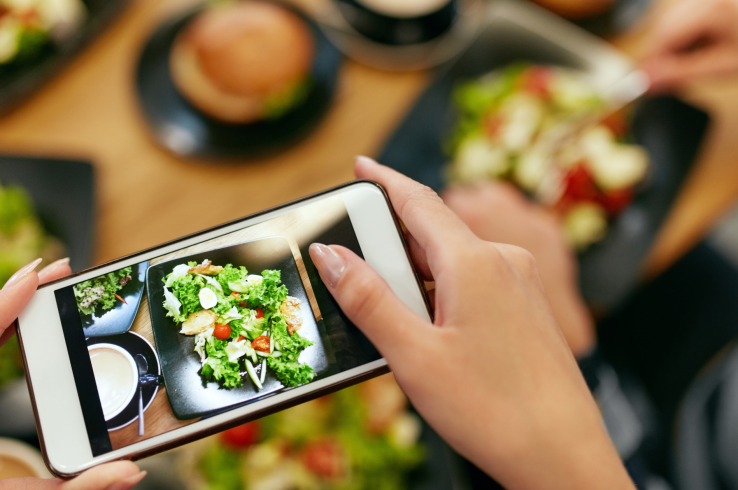 Foto ad un piatto del ristorante, persona che scatta una foto al piatto del ristorante, Come cambiare gratis le immagini al menu digitale.