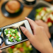 Foto ad un piatto del ristorante, persona che scatta una foto al piatto del ristorante, Come cambiare gratis le immagini al menu digitale.