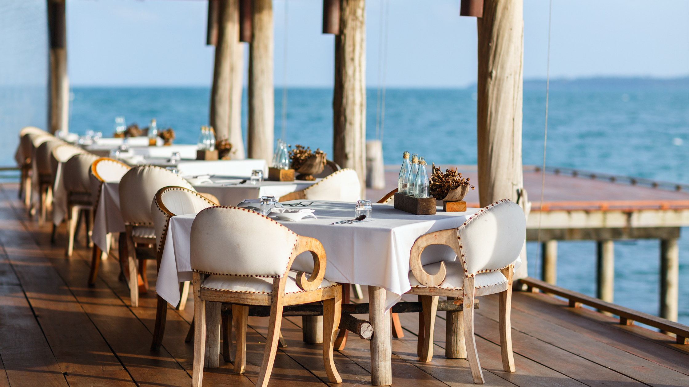 10 motivi per scegliere un menu digitali, ristorante in riva al mare, estate