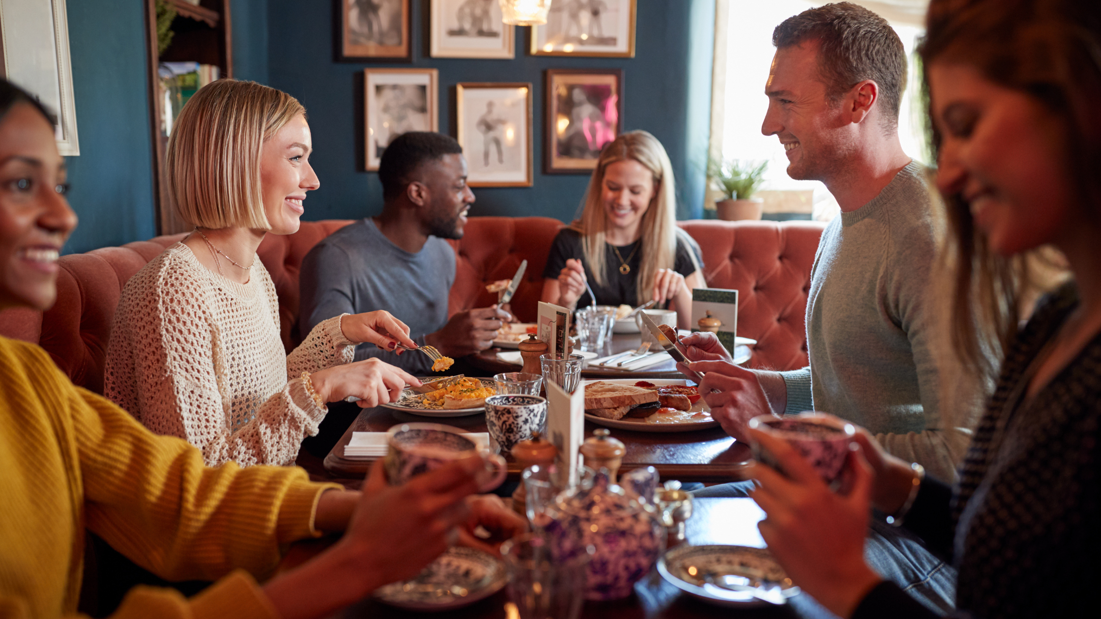 10 motivi per scegliere un menu digitali, clienti al ristorante, persone che pranzano in allegria