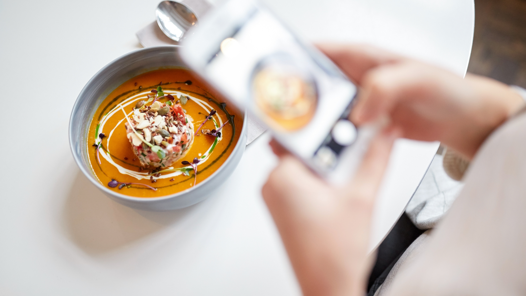 Foto ad un piatto del ristorante, persona che scatta una foto al piatto del ristorante, Come cambiare gratis le immagini al menu digitale.